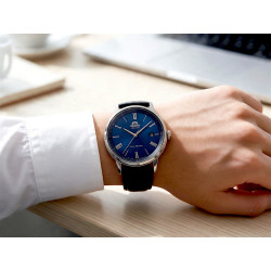 Orient Contemporary RA-AC0J05L10B na dłoni w białej koszuli